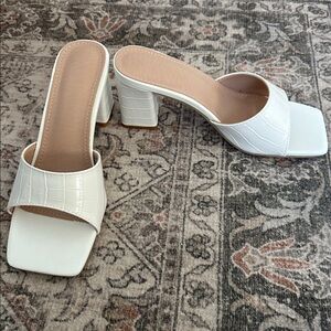 🆕 NIB White Slide Chunk Heel Sandals